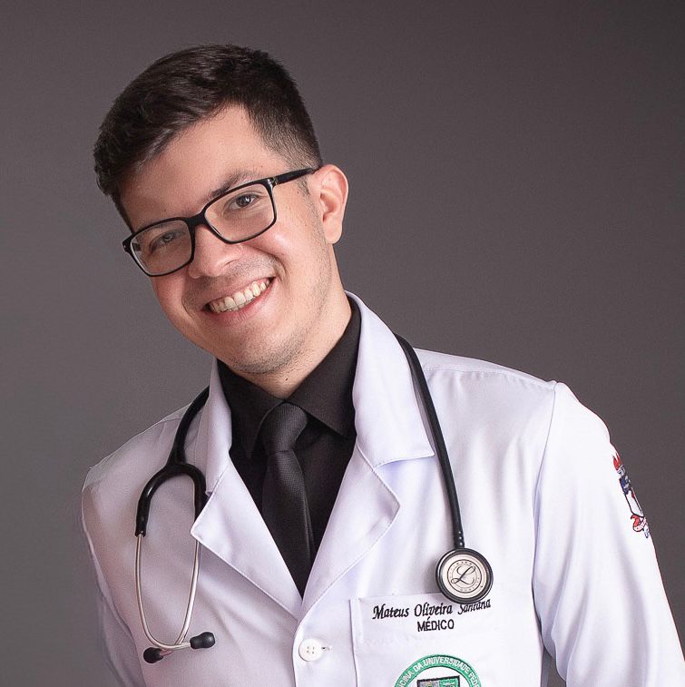 Dr. Mateus Oliveira, médico, sorrindo de jaleco branco e estetoscópio